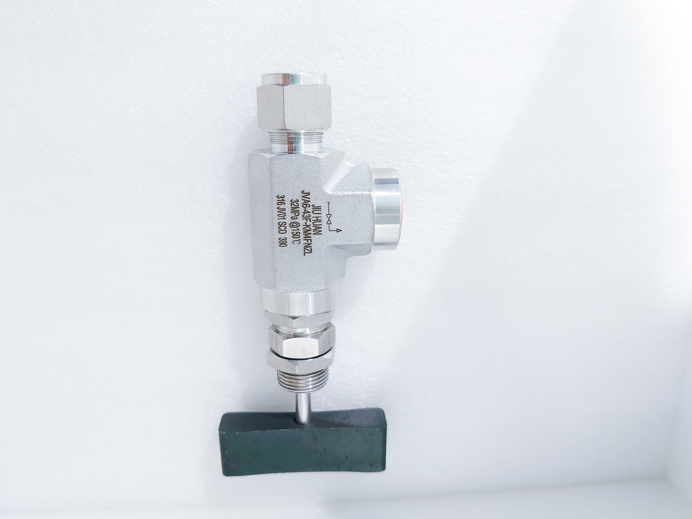 32MPa穿板式角通截止閥 32MPa穿板式角通截止閥